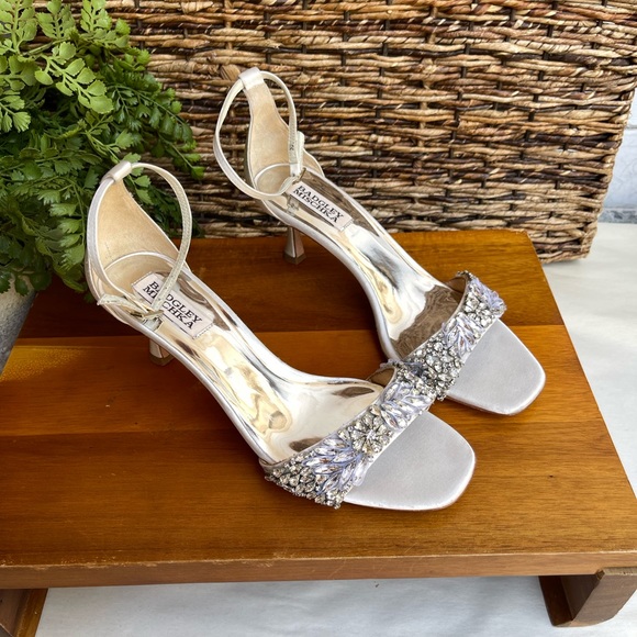 Badgley Mischka white satin embellished heels size 8 - Picture 2 of 9